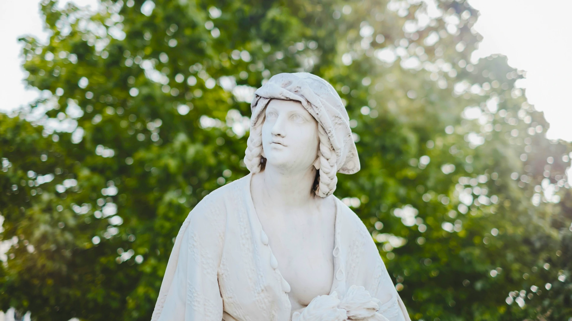 Statue einer Frau mit Blick nach oben