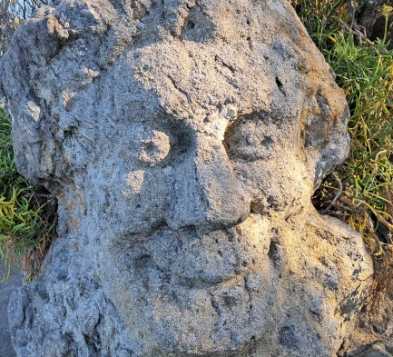 Steinskulptur in der Bretagne als Symboö für freier Wille