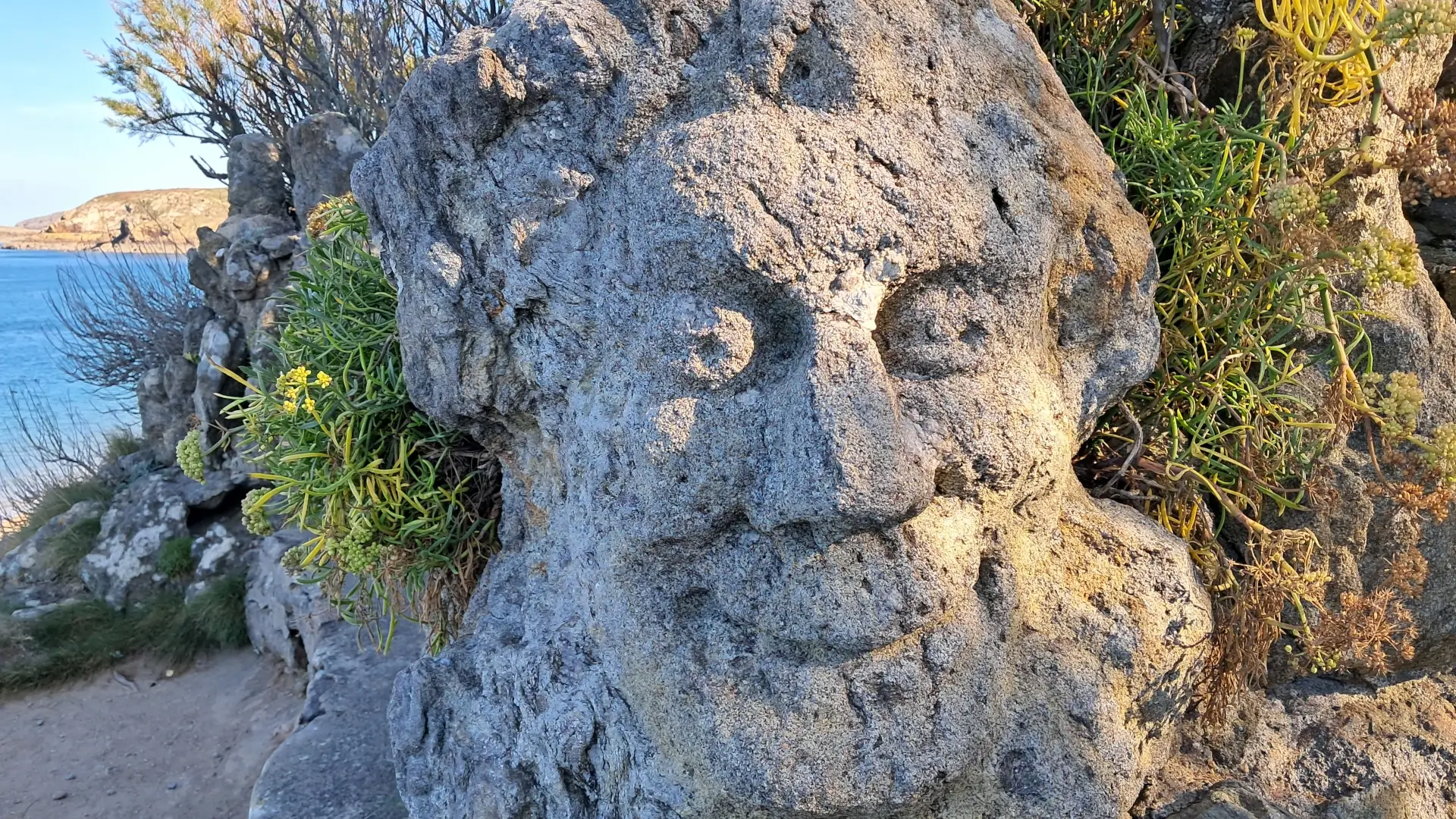 Steinskulptur an bretonischer Küste