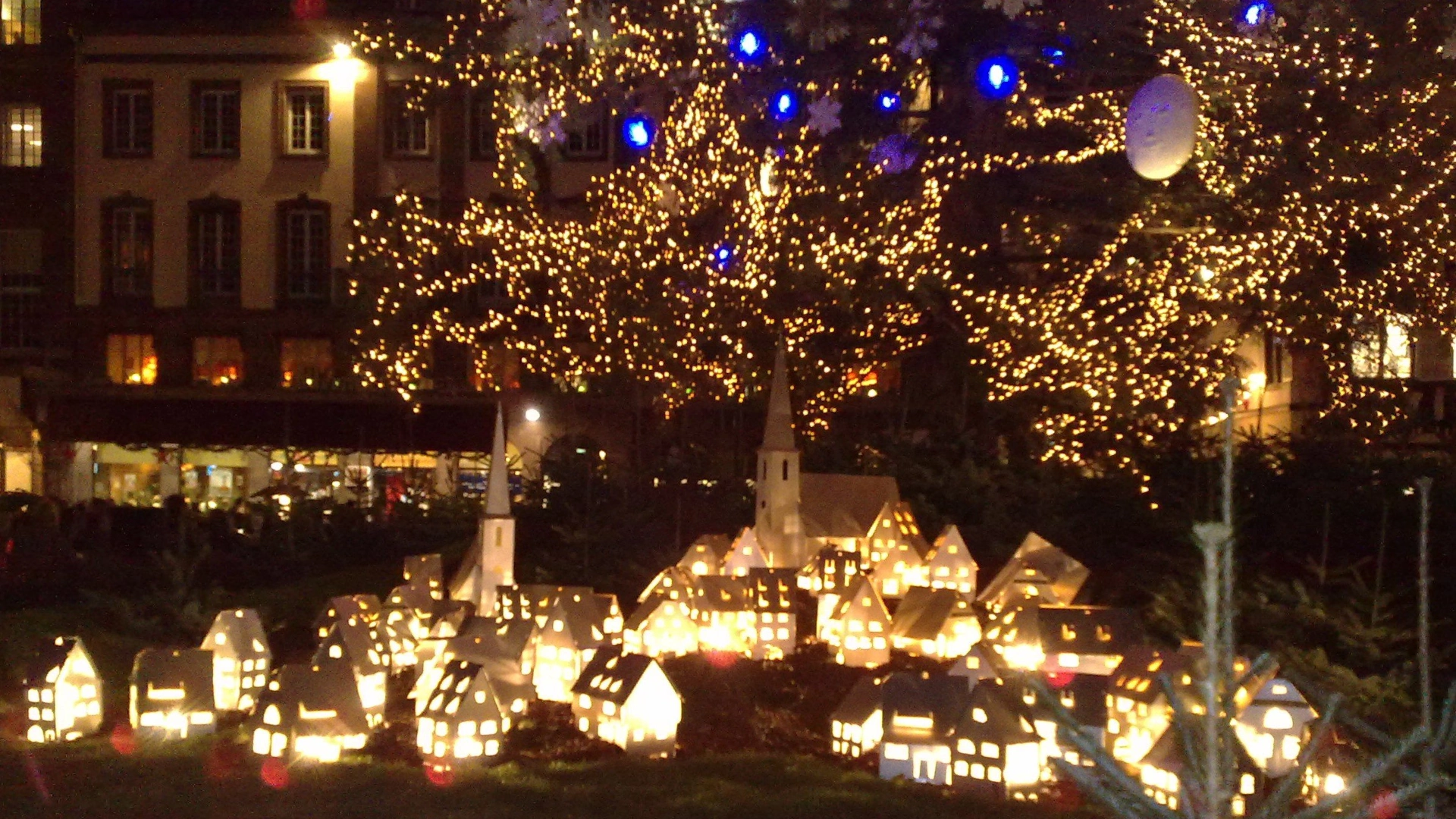Foto von einem Weihnachtsstand auf einem Markt bei Nacht