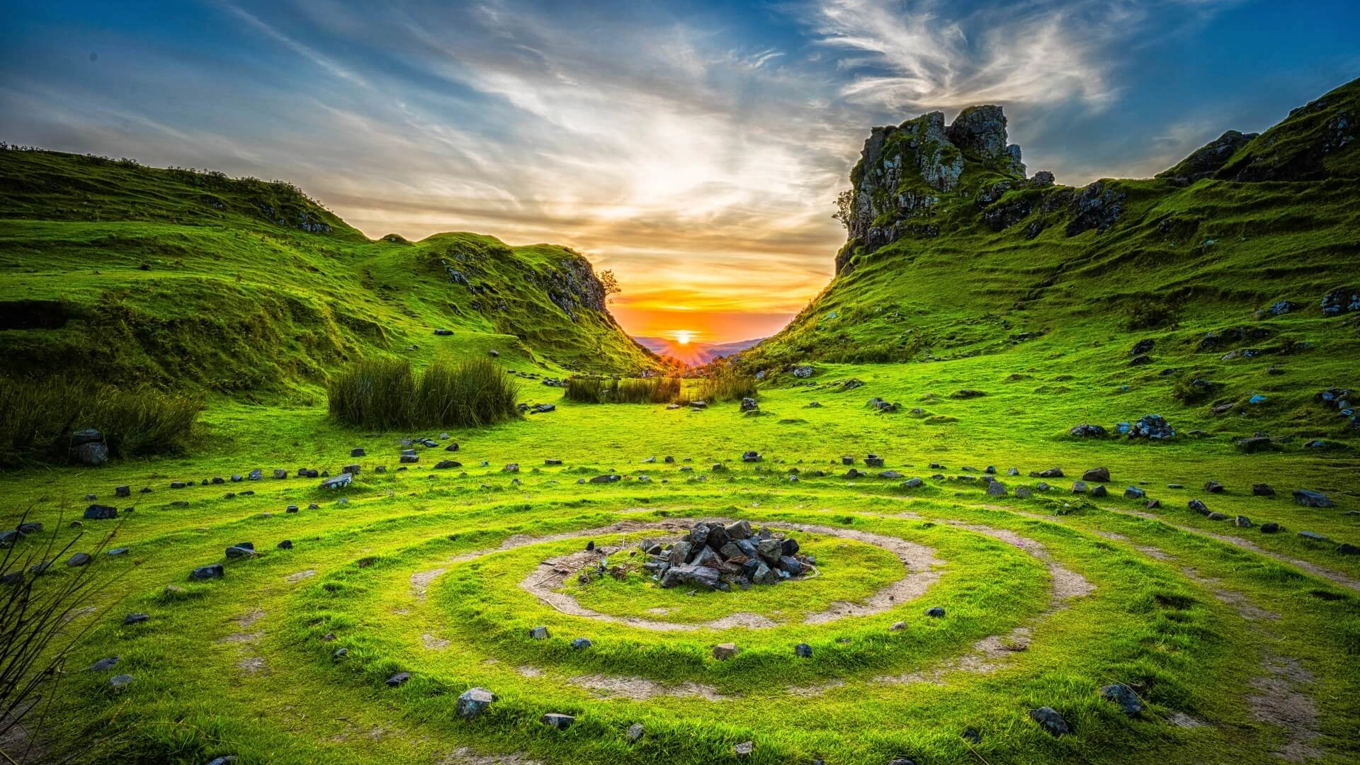 Bild zeigt mystische Landschaft mit kornkreisartigen Steinanordnungen als Symbol für Herausforderungen