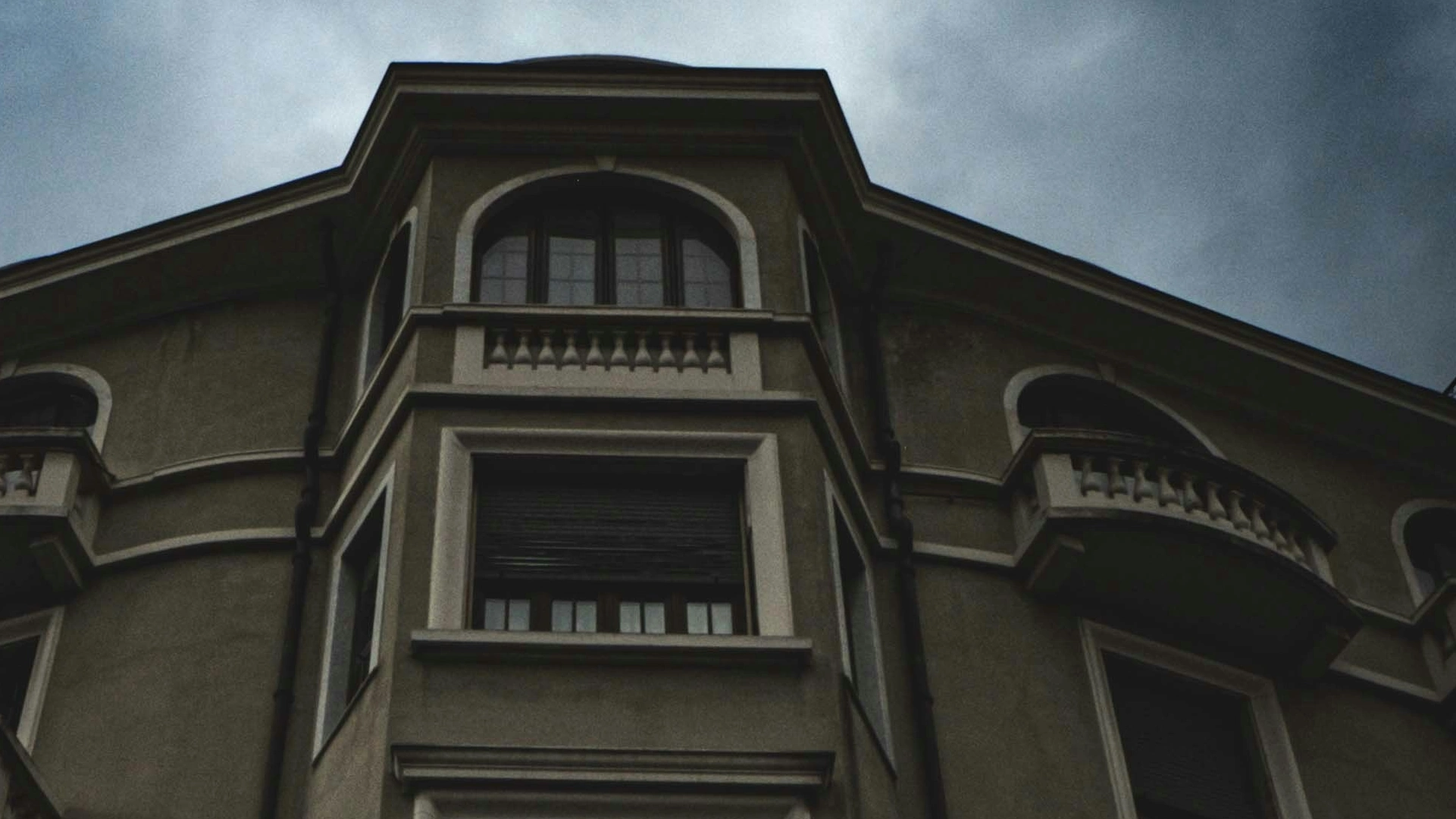 Foto in dunkler Stimmung zeigt oberste Hausfassade