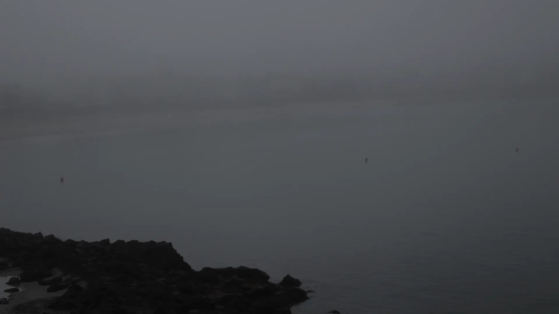 Blick auf eine Bucht in der Nacht