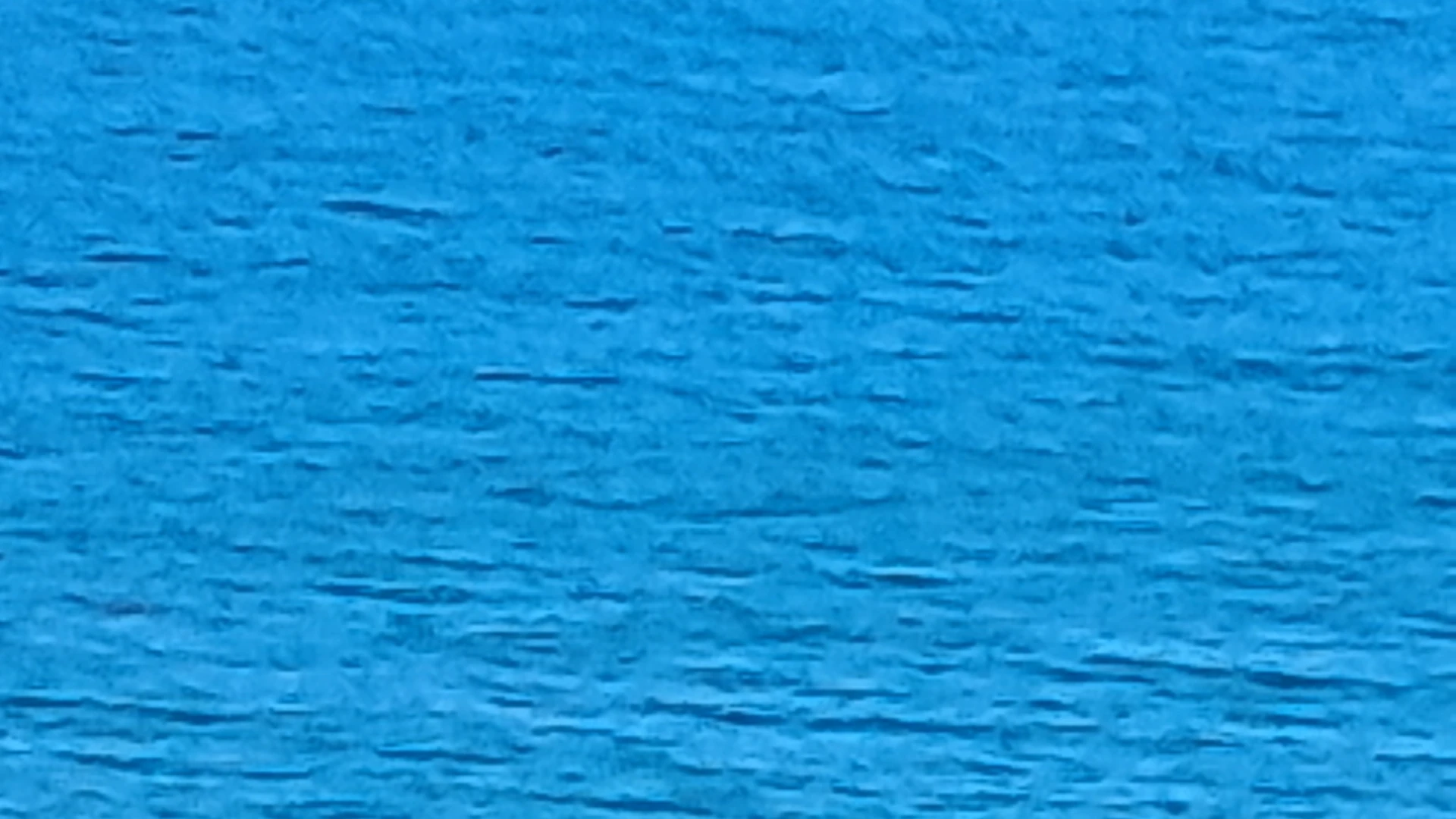 Ruhiges Gewässer im Atlantik ohne Bewegung