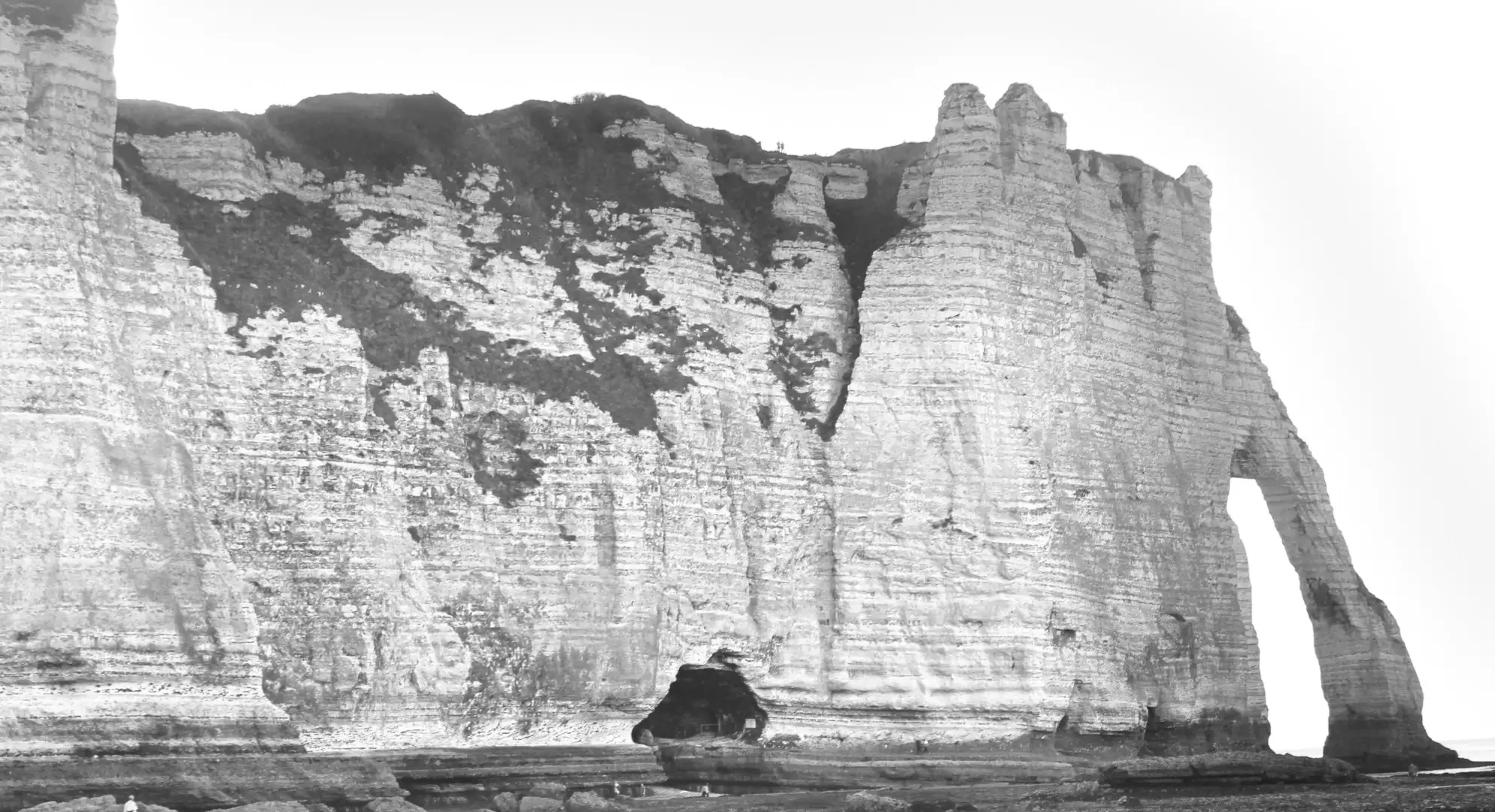 Bewusstseinsblockaden dargestellt durch Fels in der Normandie