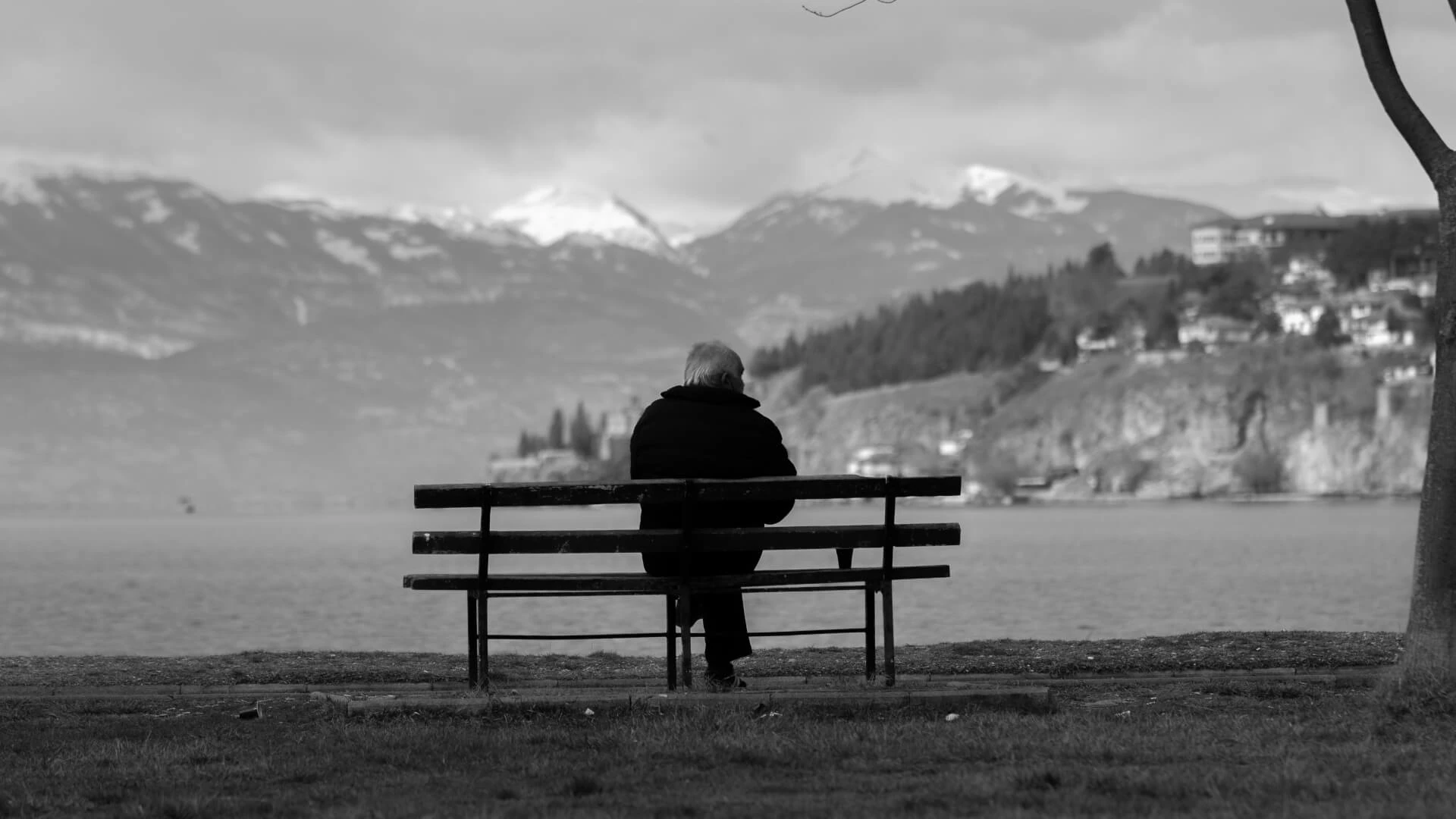 Foto zeigt in schwarz weiss Einsamkeit alter Mann am See