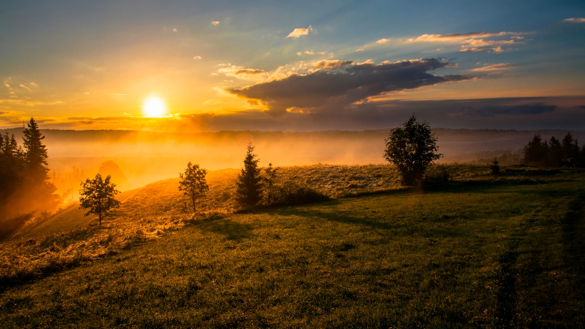 Foto zeigt Sonnenaufgang über den Bergen als Symbol für spirituelles Erwachen