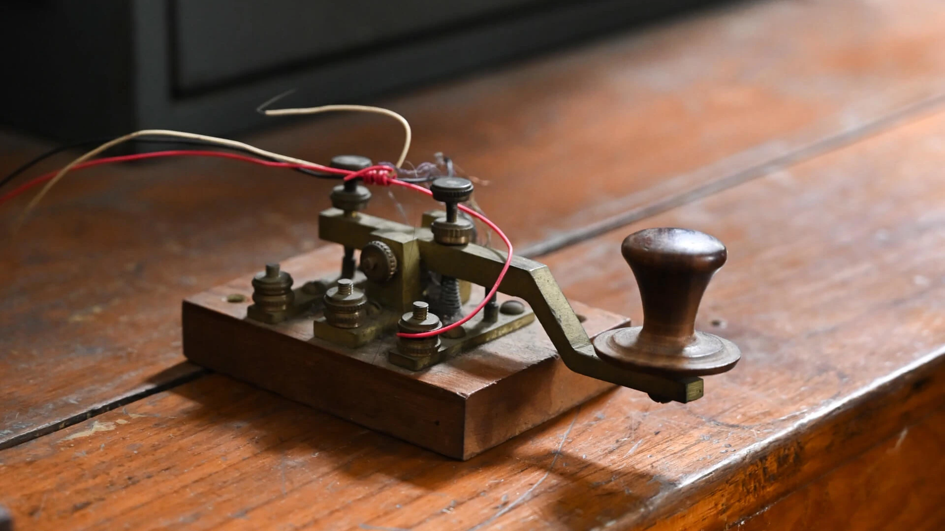 Foto eines alten Telegramm-Senders auf antik wirkender Holzplatte