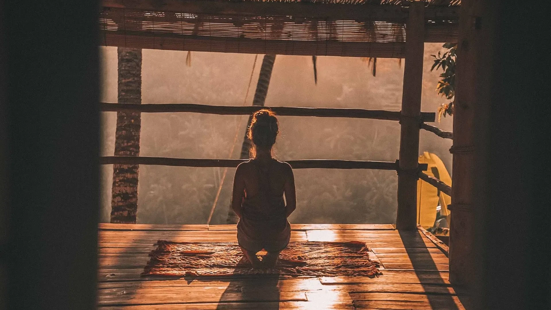 Foto für alte Seelen zeigt einfache Plattform mit Holz in der Wildnis