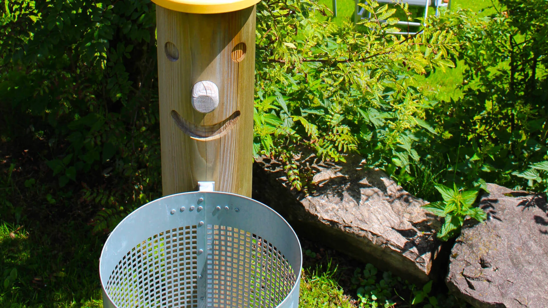 Bild zeigt Papierkorb im Garten als Symbol für Ausleiten