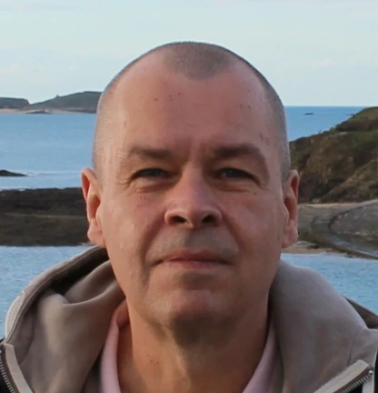 Portraitaufnahme menschliches Gesicht vor Meeresküste