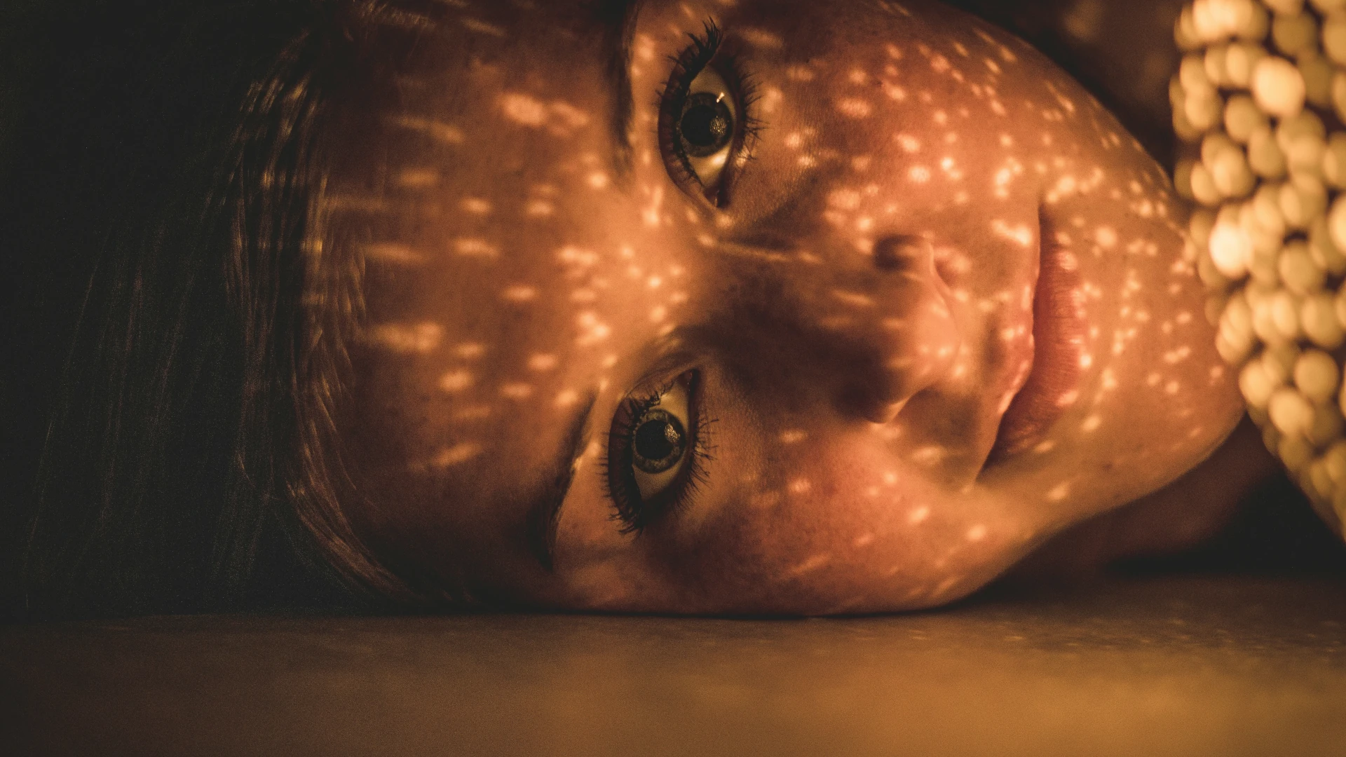 Weibliches Gesicht am Boden liegend als Symbol für Ex-Lebenspartner Energiefeld