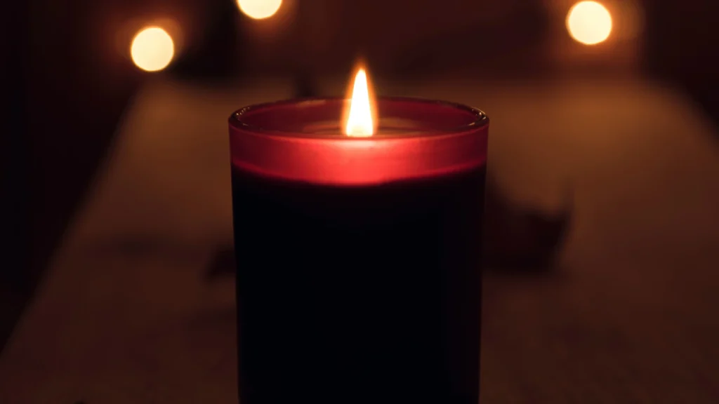 1 Adventskerze in abgedunkelter Umgebung
